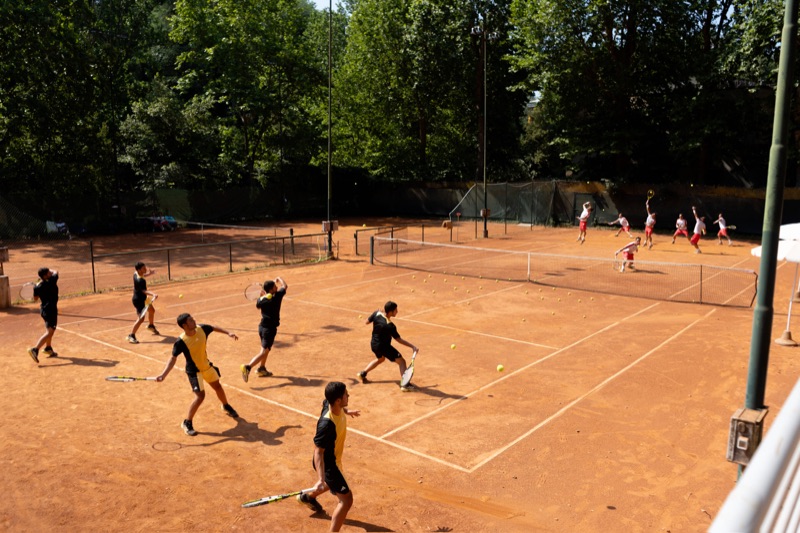 Sequenza di scatti sovrapposti di un'azione sportiva, foto 4 di 4