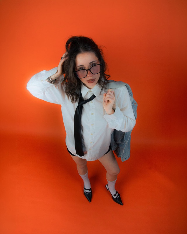 Ritratto in studio di Sara su fondo arancio, foto 10 di 15