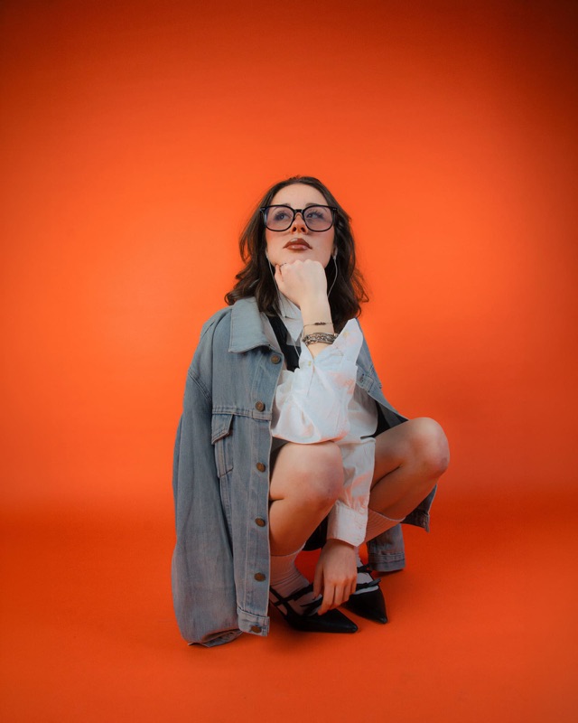 Ritratto in studio di Sara su fondo arancio, foto 11 di 15