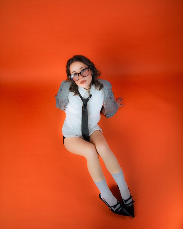 Ritratto in studio di Sara su fondo arancio, foto 13 di 15
