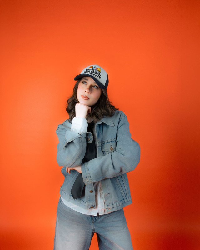 Ritratto in studio di Sara su fondo arancio, foto 14 di 15