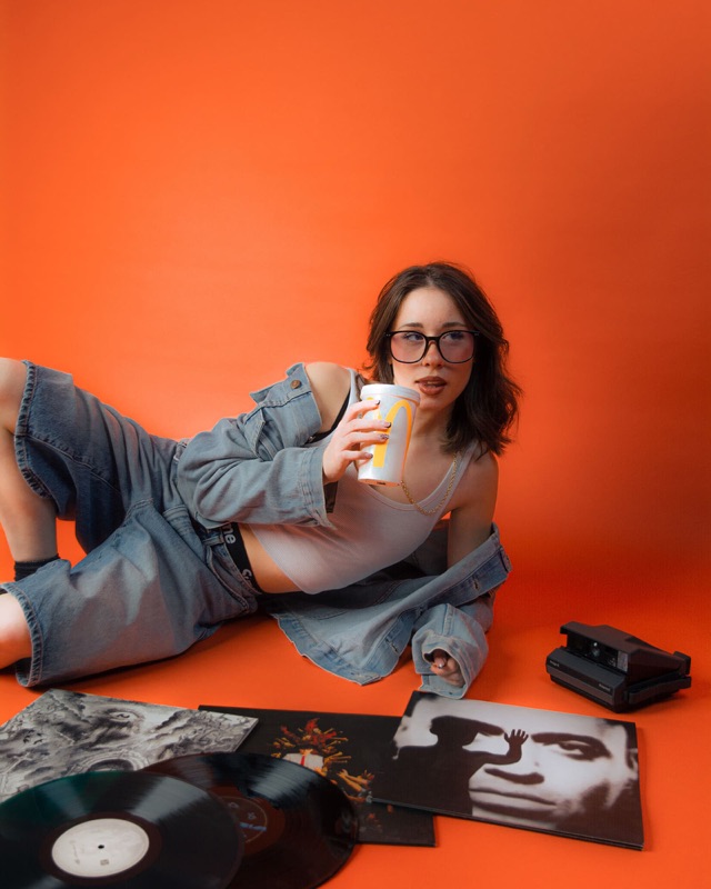 Ritratto in studio di Sara su fondo arancio, foto 6 di 15