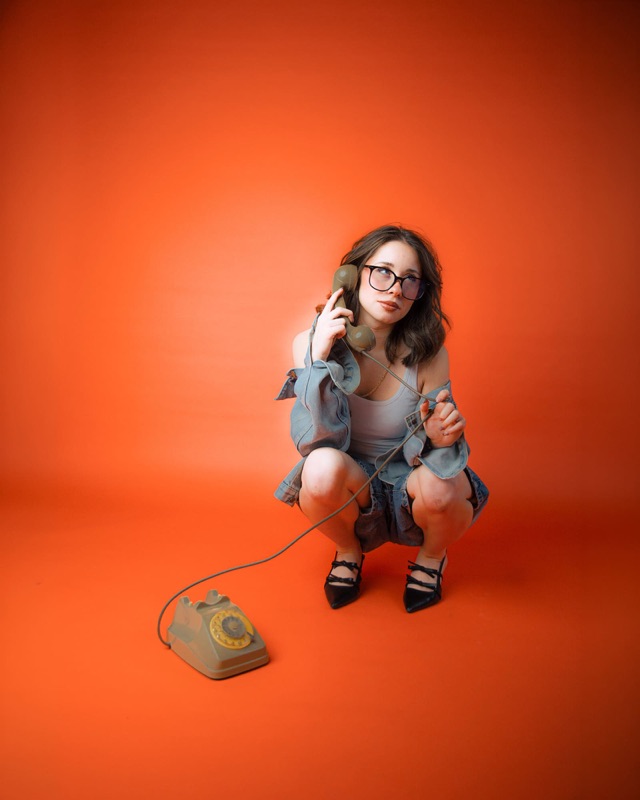 Ritratto in studio di Sara su fondo arancio, foto 8 di 15