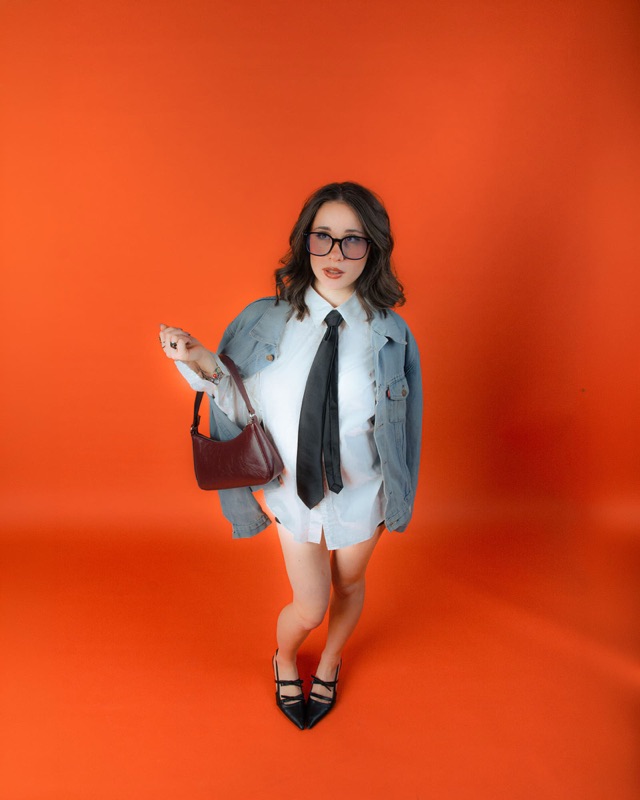 Ritratto in studio di Sara su fondo arancio, foto 9 di 15